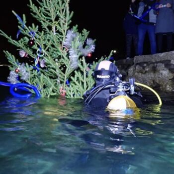 Nastavljena tradicija polaganja božićne jelke u podmorje