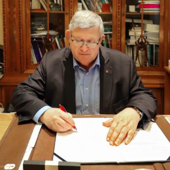 Riječki gradonačelnik Vojko Obersnel pri potpisivanju Sporazuma