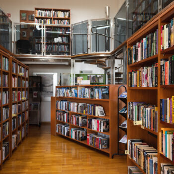 U svakom slučaju, danas je odličan dan za posjet Knjižnici Kostrena: zavirite na police naše lijepe knjižnice i odaberite knjigu koja čeka baš Vas