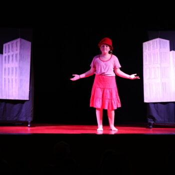 Fotocrtica: Polaznici glumačkog kampa izveli predstavu Crvenkapica u prometu