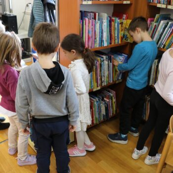 Fotocrtica: Vrtićka skupina “Bubamare” u posjetu Narodnoj knjižnici Kostrena