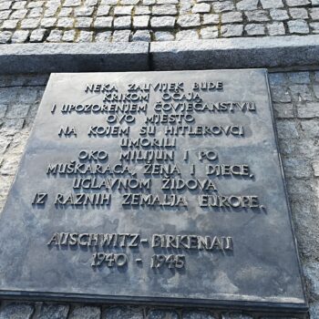 Spomen-ploča u Birkenau
