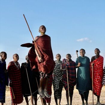 Detalj s vjenčanog obreda plemena Maasai koji uključuje skakanje, pjevanje i ples