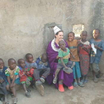 Aleksandra u školskoj klupi s djecom Maasai plemena