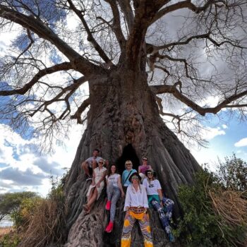 Grupna fotka ekipe uz baobab