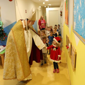 Sveti Nikola razveselio djecu Kostrene