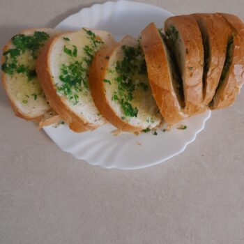 Kruh s češnjakom i peršinom