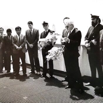 Preuzimanje broda na svečanosti u Japanu 1989.; delegaciju Jugolinije predvodio je  kapetan Milivoj Šodić, tada nautički inspektor i ujedno kum broda