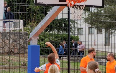 Velika proslava u Kostreni: Otvoreno školsko košarkaško igralište i obilježen Eko dan