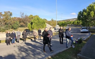 Vijenci i svijeće u znak sjećanja na žrtve Domovinskog rata i stradalnike Vukovara i Škabrnje