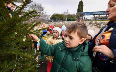 Dvije božićne jelkice krase kostrensko podmorje