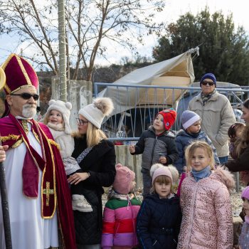 Sv. Nikola doplovio u Žurkovo i razveselio male Kostrenjane