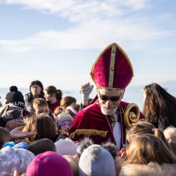 Sv. Nikola doplovio u Žurkovo i razveselio male Kostrenjane