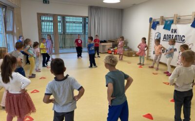 Rukometni klub Adriatic posjetio vrtić Zlatna ribica – mališani uživali u sportskim igrama Rukometni klub Adriatic posjetio vrtić Zlatna ribica – mališani uživali u sportskim igrama