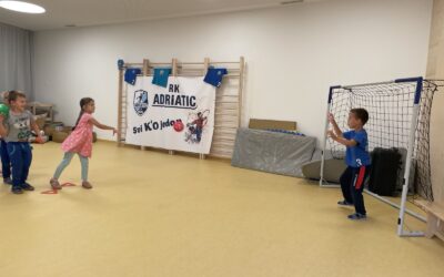 Rukometni klub Adriatic posjetio vrtić Zlatna ribica – mališani uživali u sportskim igrama Rukometni klub Adriatic posjetio vrtić Zlatna ribica – mališani uživali u sportskim igrama