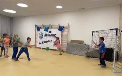 Rukometni klub Adriatic posjetio vrtić Zlatna ribica – mališani uživali u sportskim igrama Rukometni klub Adriatic posjetio vrtić Zlatna ribica – mališani uživali u sportskim igrama