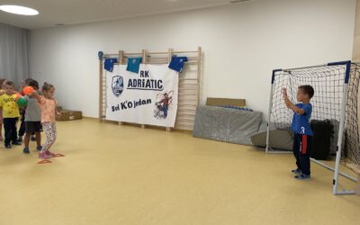 Rukometni klub Adriatic posjetio vrtić Zlatna ribica – mališani uživali u sportskim igrama Rukometni klub Adriatic posjetio vrtić Zlatna ribica – mališani uživali u sportskim igrama