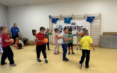 Rukometni klub Adriatic posjetio vrtić Zlatna ribica – mališani uživali u sportskim igrama Rukometni klub Adriatic posjetio vrtić Zlatna ribica – mališani uživali u sportskim igrama