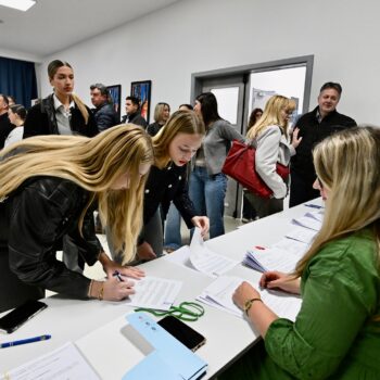 Rekordan broj ugovora o stipendiranju: Potpisani ugovori o stipendiranju za učenike i studente