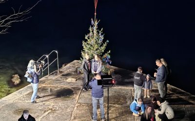 Članovi KPA Kostrena već 33. put položili božićno drvce u more