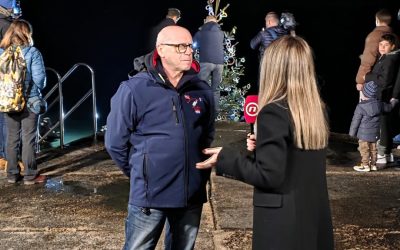 Članovi KPA Kostrena već 33. put položili božićno drvce u more