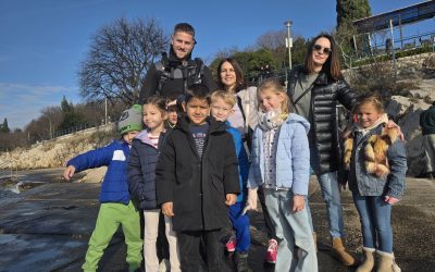 Članovi KPA Kostrena već 33. put položili božićno drvce u more