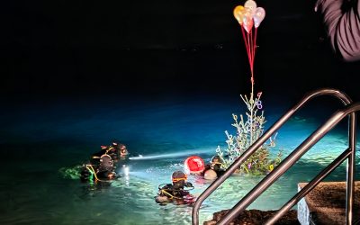 Članovi KPA Kostrena već 33. put položili božićno drvce u more