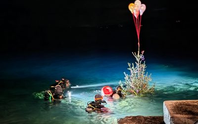 Članovi KPA Kostrena već 33. put položili božićno drvce u more