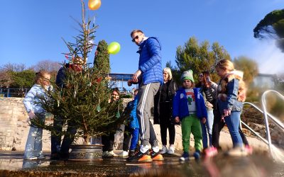 Članovi KPA Kostrena već 33. put položili božićno drvce u more