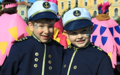 FOTOCRTICA: Veseli Kostrenski mornarići i čudesni Kostrenski hrast oduševili nastupom na Dječjoj karnevalskoj povorci