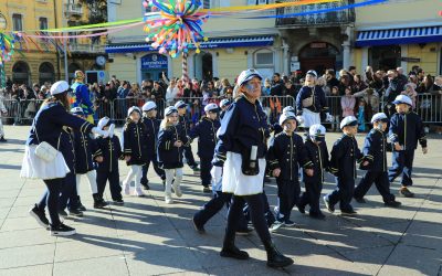 FOTOCRTICA: Veseli Kostrenski mornarići i čudesni Kostrenski hrast oduševili nastupom na Dječjoj karnevalskoj povorci