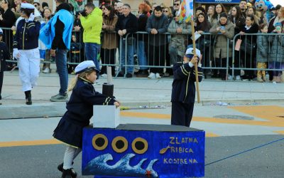 FOTOCRTICA: Veseli Kostrenski mornarići i čudesni Kostrenski hrast oduševili nastupom na Dječjoj karnevalskoj povorci