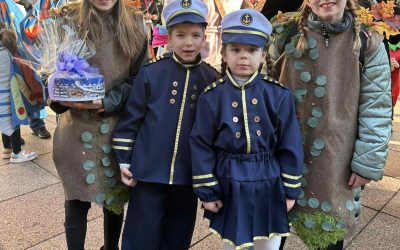 FOTOCRTICA: Veseli Kostrenski mornarići i čudesni Kostrenski hrast oduševili nastupom na Dječjoj karnevalskoj povorci