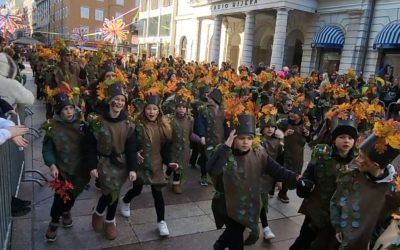 FOTOCRTICA: Veseli Kostrenski mornarići i čudesni Kostrenski hrast oduševili nastupom na Dječjoj karnevalskoj povorci