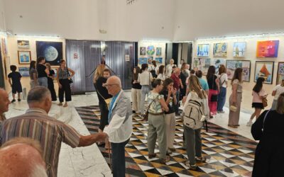„Bojama kroz generacije“ – otvorena izložba dječjih radova i slikara amatera u Kostreni